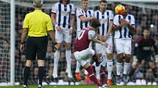PŘESNĚ ZAMÍŘIT... Útočník West Hamu Mauro Zárate kroutí míč přes zeď složenou z...
