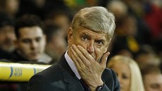 AJAJAJ. Trenér Arsenalu Arséne Wenger tu�í, �e je zle. Ze h�i�t� zrovna kulhal...