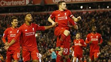 LIVERPOOLSKÁ RADOST. James Milner (ve výskoku) slaví spolu s Robertem Firminem...