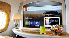 32 palcová obrazovka v první třídě Emirates je největší obrazovkou na palubách...
