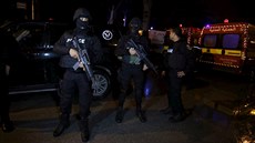 Policisté hlídají na míst útoku v centru Tunisu. (24. listopadu 2015)