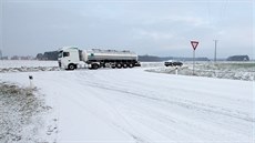 Zasnené silnice v pondlí dopoledne u Plané nad Lunicí.