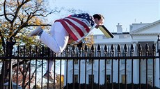 Mu� m�l kolem t�la omotanou americkou vlajku a v podob� americké zástavy m�l...