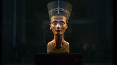 Královna Nefertiti. Její busta stará 3300 let je k vidní v Berlín.