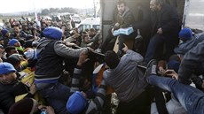 Uprchlíci na ecko-makedonské hranici u ecké vesnice Idomeni (28. listopadu...