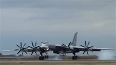 Ruský bombardér Tu-95 startuje k útoku na cíle v Sýrii.