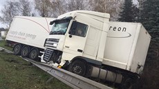 Kamion prorazil na Černém Mostě na sjezdu z Pražského okruhu směrem do ulice...