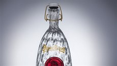 Letoní design aukní lahve Pilsner Urquell, která v dobroinné aukci ped...
