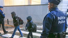 Policisté hlídají námstí Grand Place v centru Bruselu.