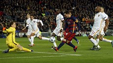 Lionel Messi z Barcelony překonává římského brankáře Wojciecha Szczesnyho v...