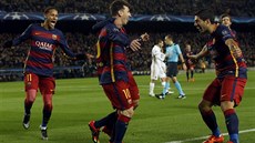 Neymar (zleva), Lionel Messi a Luis Suárez z Barcelony se radují z gólu v...