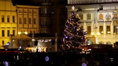 Vánoní strom u záí. Rozsvícení v Budjovicích pihlíely tisíce lidí