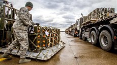 Nakládání darované české munice před odletem do Iráku.