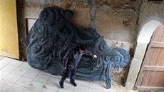 Na snímku z roku 2008 je m�d�ná a pozlacená korouhev s výjevy nanebevzetí Panny...