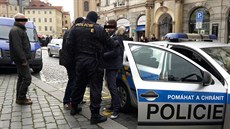 Policisté na Staroměstském náměstí zadrželi několik taxikářů pro podezření z...