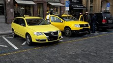 Policisté na Staroměstském náměstí zadrželi několik taxikářů pro podezření z...