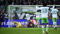 POTUPA. Wolfsburg nasázel v nmecké lize Brémam est gól. Mezi stelce se...