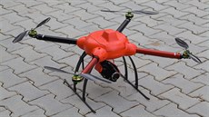 Dron kontrolující vedení vysokého naptí