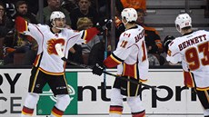 Michael Frolík z Calgary slaví gól, s gratulací pijídjí Mikael Backlund a...