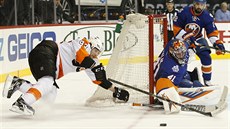 Jakub Voráek z Philadelphie padá za brankou Jaroslava Haláka z New York...