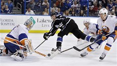 Steven Stamkos z Tampy Bay pálí, obrana New York Islanders i s Markem idlickým...