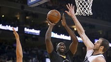 Draymond Green z Golden State zakon�uje pod ko�em Sacramenta.