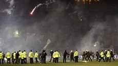 Divoké prostedí, pyrotechnika, boue v hlediti, to ve patí k eckému fotbalu a bývá k vidní i na stadionu Karaiskaki v Pireu, kde eká Plze za týden odveta 2. pedkola Ligy mistr. 