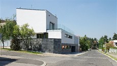 D�m z ulice p�sobí st�ídmým, p�íjemn� nenápadným dojem.