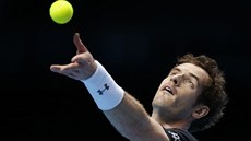 Britský tenista Andy Murray v duelu Turnaje mistrů se Stanem Wawrinkou ze...
