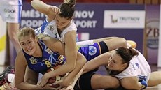 Mela na zemi Trutnovské Michaela Vondrá�ková a Lenka Pazderová (zleva v bílém)...