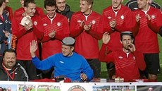 Radim Holub (v modrém) a Ji�í Adámek se s �epicemi a doutníky lou�í s t�etí...