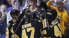 Hokejisté Bostonu se radují z vítzné trefy Davida Krejího v zápase s New York...