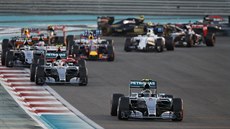 Startovní pole Velké ceny Abú Zabí formule 1. V ele Nico Rosberg z Mercedesu.