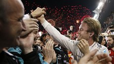 Německý pilot Nico Rosberg ze stáje Mercedes se raduje z triumfu ve Velké ceně...