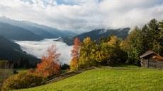 Malebné údolí v tyrolských Alpách je jakoby zalito hustou kaší.