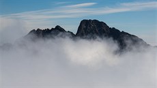 Nad vysokou oblačnost v Tatrách vykukuje vrchol Gerlachovského štítu.