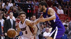 Tyler Johnson (8) z Miami elí tlaku Omriho Casspiho ze Sacramenta.