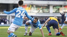 Lorenzo Insigne (vlevo) a Gonzalo Higuaín z Neapole slaví gól proti Hellasu...