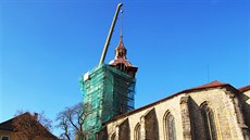 Nov oplechovanou mdnou kupoli stavbai vyzvedli na v kostela.