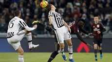 Momentka z duelu Juventus Turín (ernobílá) a AC Milán