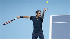 Roger Federer během semifinále Turnaje mistrů, v němž vyzval Stana Wawrinku.