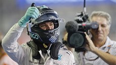 TAK JSEM TO ZASE JÁ. Nico Rosberg slaví triumf v kvalifikaci na VC Abú Zabí...