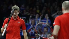 Belgití tenisté David Goffin (vlevo) a Steve Darcis litují zkaené výmny.