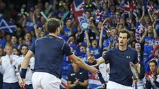 DOBRÁ PRÁCE. Andy Murray (vpravo) a Jamie Murray se radují ze zisku fiftýnu ve...