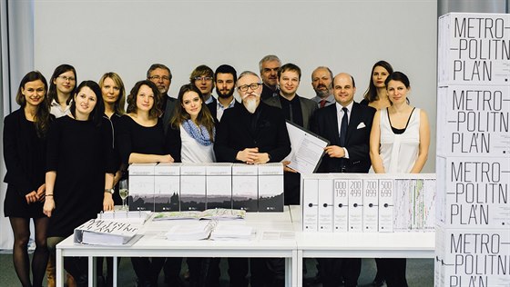 Architekt Roman Koucký s celým týmem, který se podílel na metropolitním plánu.