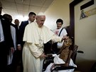 Pape bhem návtvy pediatrického oddlení v nemocnici v hlavním mst Bangui...