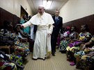 Pape Frantiek na návtv nemocnice v Bangui (30. listopad 2015)