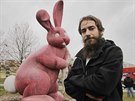 Odhalení sochy králíka v Plzni na Koutce. Na snímku autor Adam Trbuek.