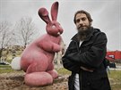 Odhalení sochy králíka v Plzni na Košutce. Na snímku autor Adam Trbušek.