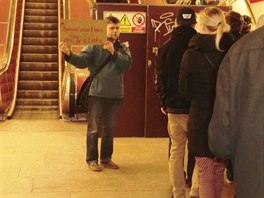 Objímání volně k mání pro Mír a Lásku na přestupu na lince C na Florenci (30. 11. 2016). Objímání volně k mání pro Mír a Lásku na přestupu na lince C na Florenci (30. 11. 2016).